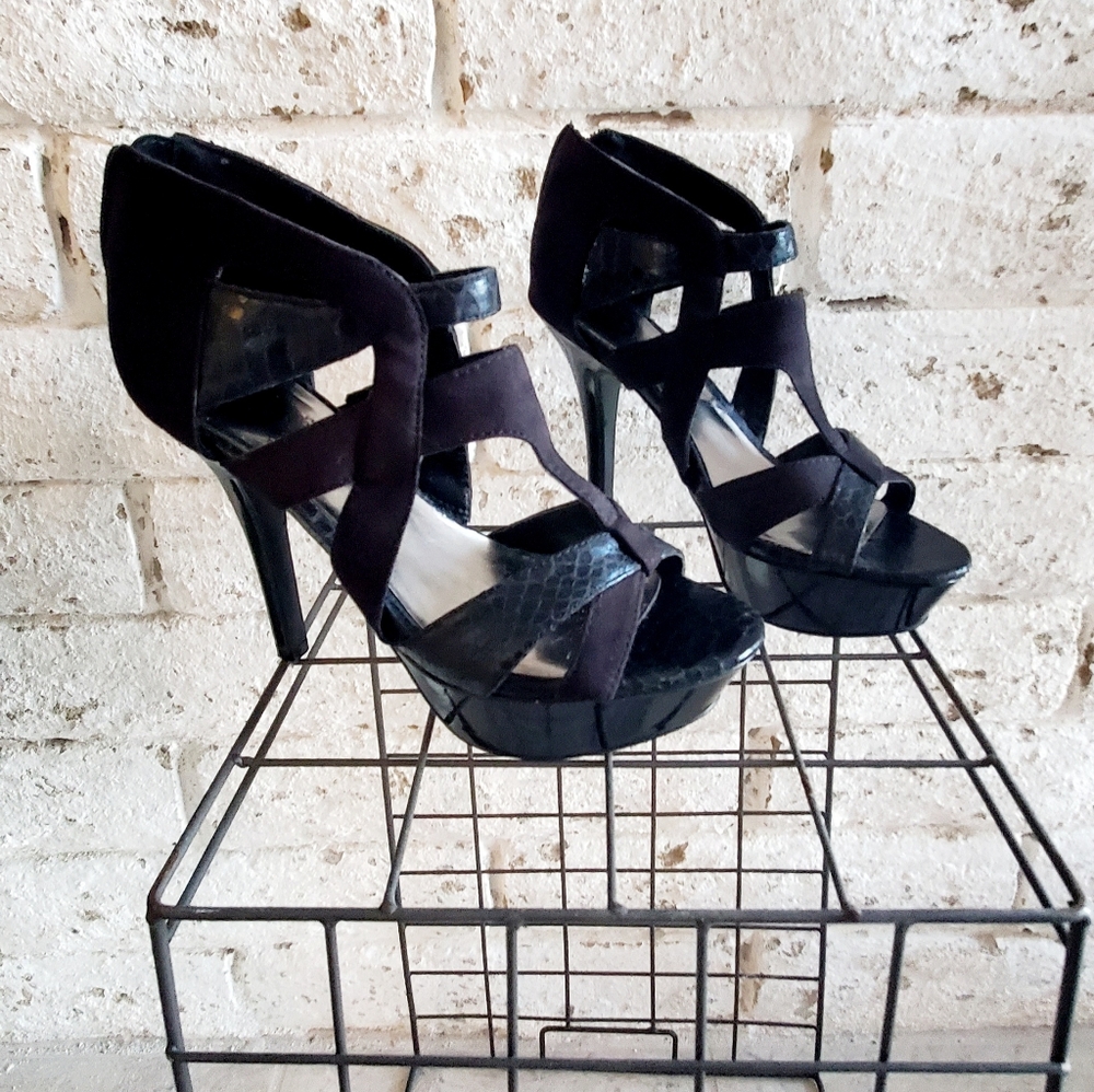 Guess | Gladiator Heels Black Strappy Peep Toe Party Snakeskin Print | Size 8